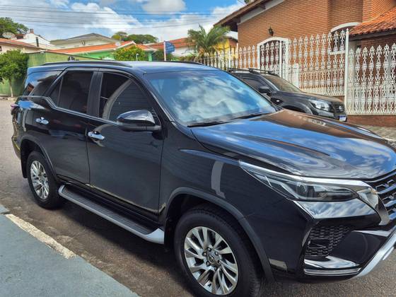 TOYOTA HILUX SW4 2.8 D-4D TURBO DIESEL SRX 7L 4X4 AUTOMÁTICO